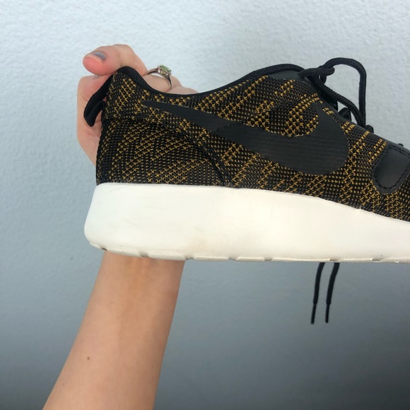 Nike Roshe Run One Jacquard gold and black sneaker - Picture 6 of 8